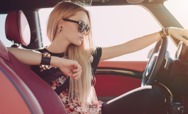 Dieci accessori insostituibili per una donna al volante della sua auto