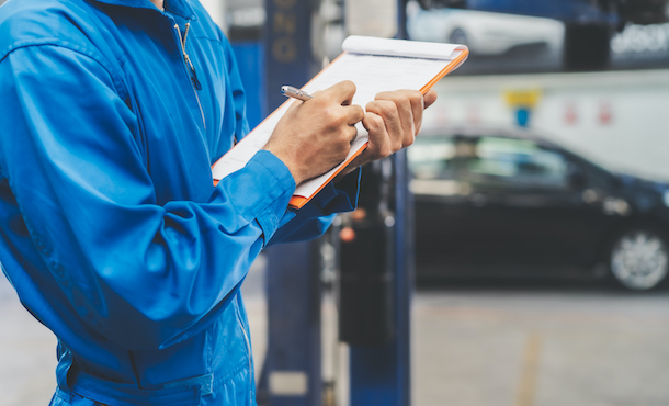 Come pulire i sedili dell'auto da sabbia e salsedine